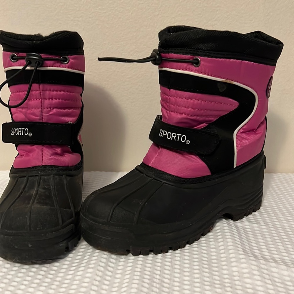 Girl snow boots, black and pink. One use, size 4